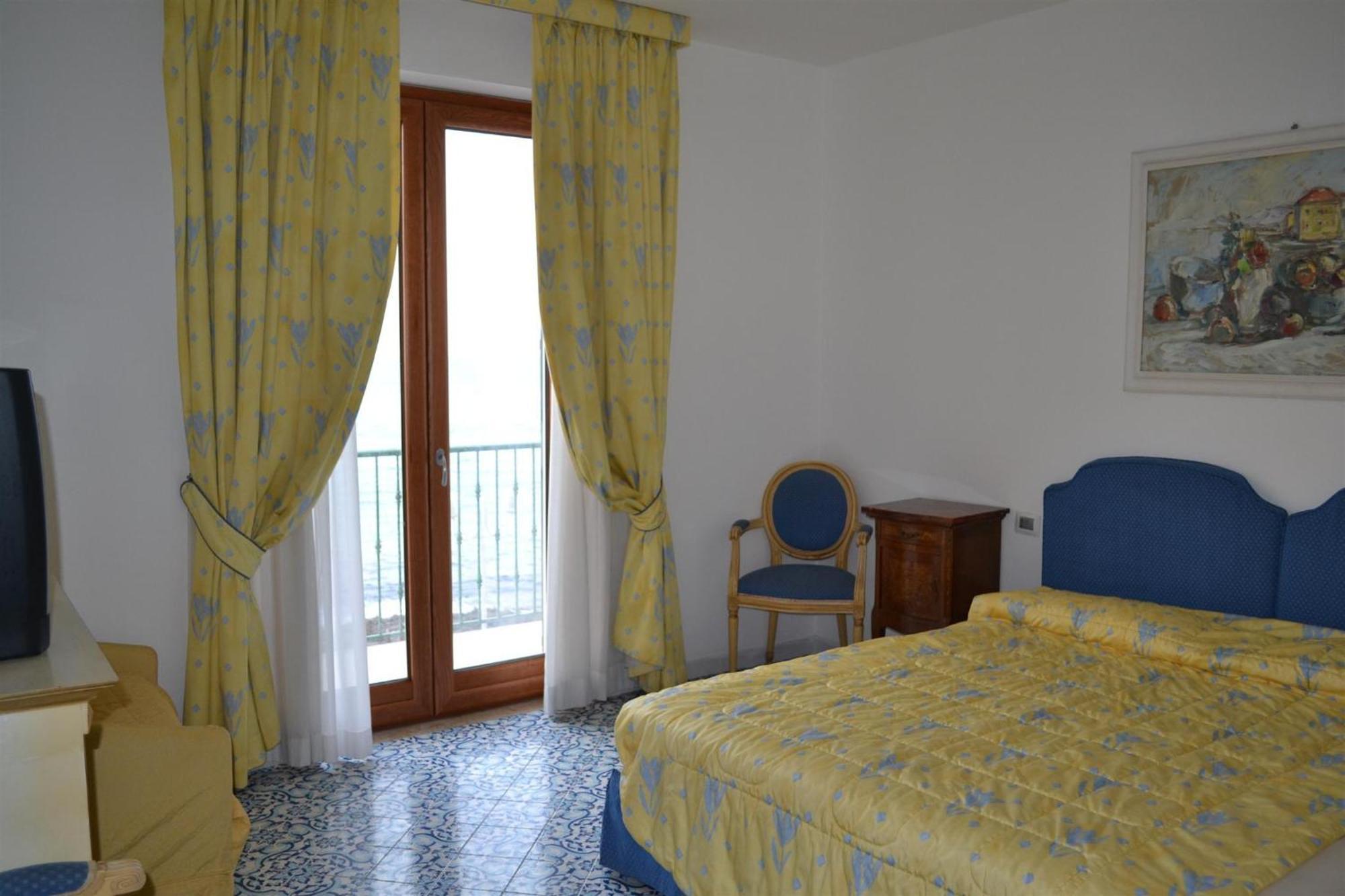 Hotel Villa Sirio Санта-Мария-ди-Кастеллабате Экстерьер фото